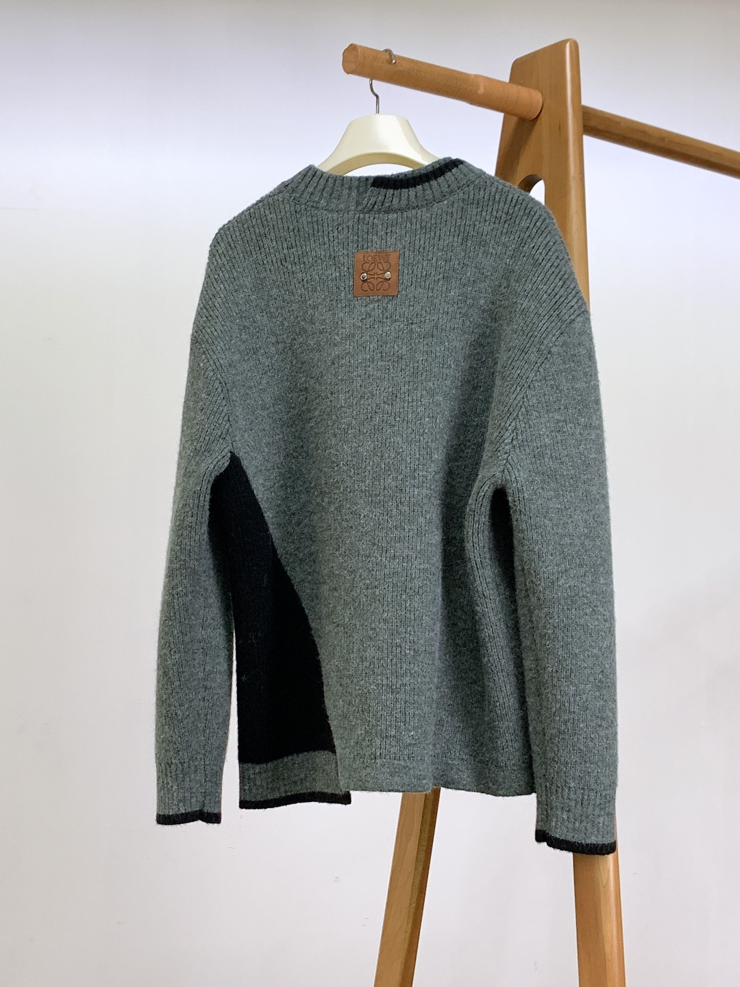 Loewe 罗意威 2025FW秋冬新品 撞色拼接套头针织衫。采用高支羊毛混纺针织面料，坑条肌理立体饱满