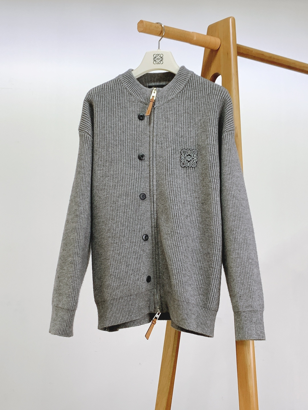 Loewe 罗意威 2025FW秋冬新品 拉链针织开衫，秋冬质感穿搭天花板。精选羊毛混纺针织面料，触感软