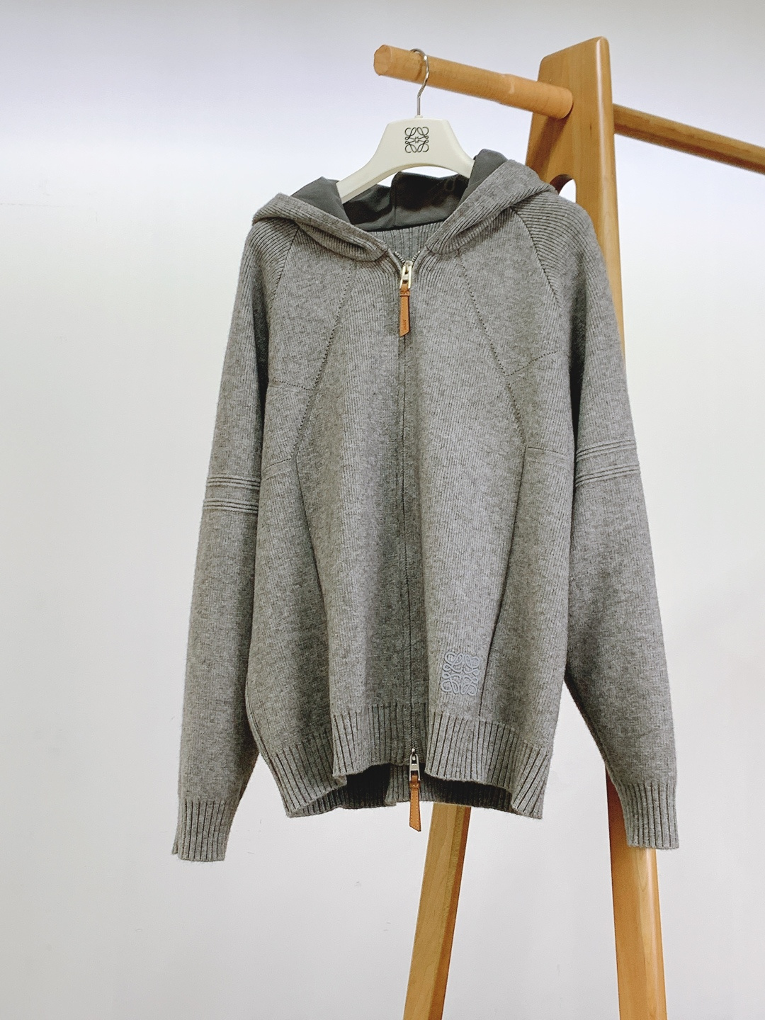 Loewe 罗意威 2025FW秋冬新品 连帽拉链针织开衫。甄选高支羊毛混纺针织面料，坑条肌理立体且富有