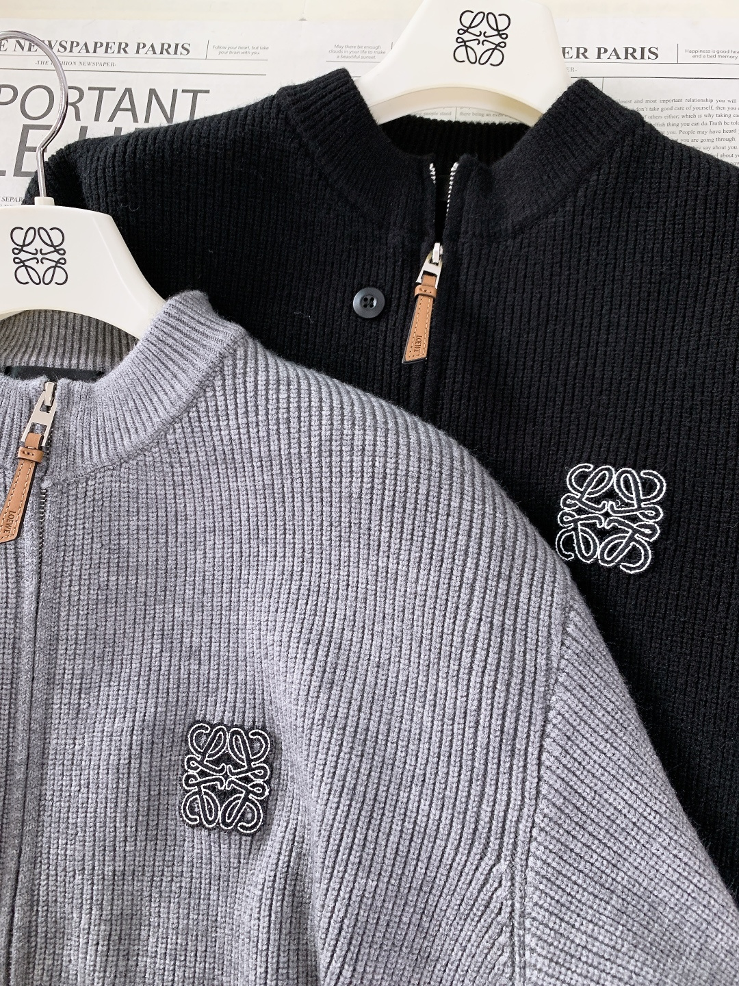 Loewe 罗意威 2025FW秋冬新品 拉链针织开衫，秋冬质感穿搭天花板。精选羊毛混纺针织面料，触感软