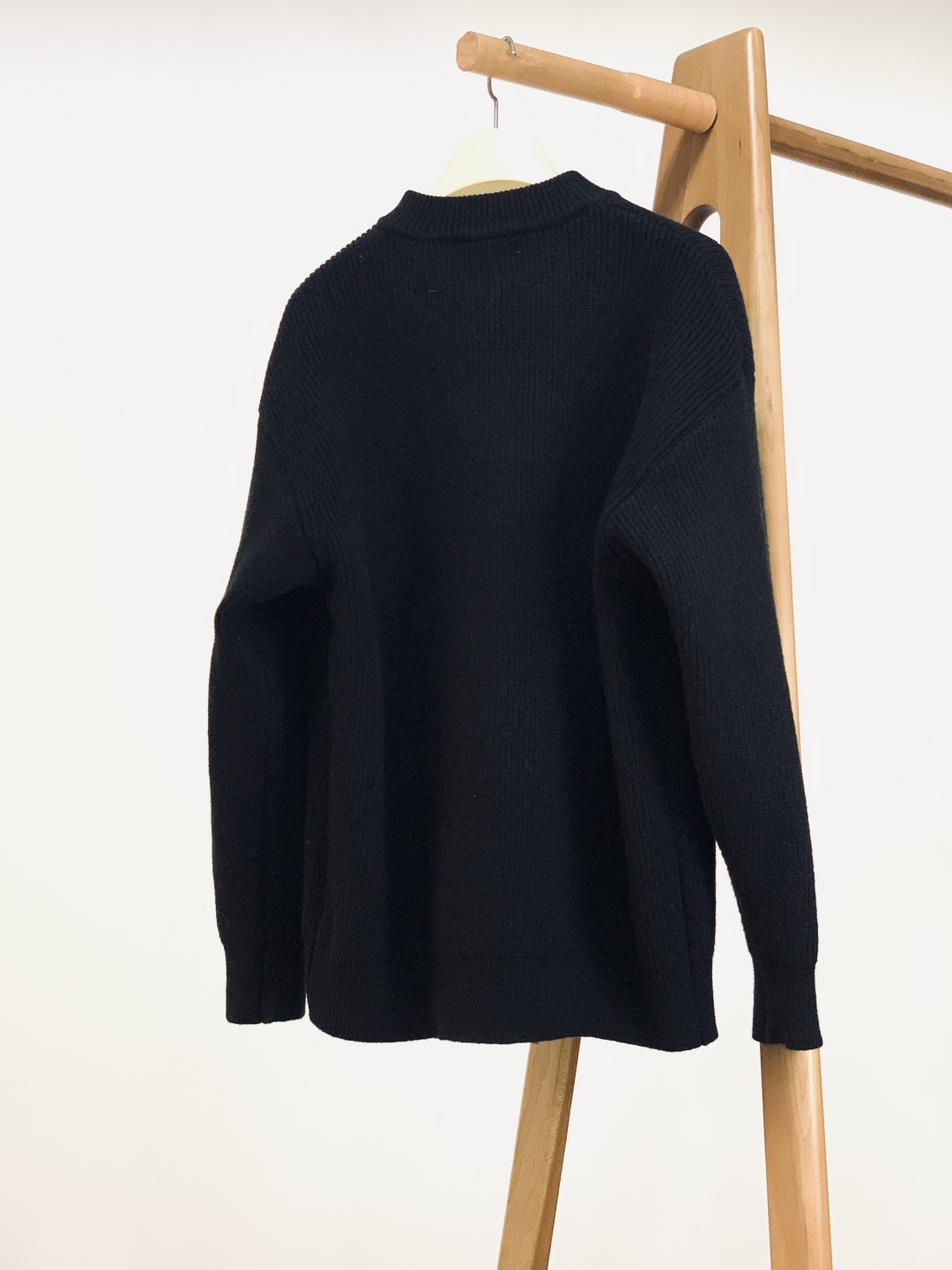 Loewe 罗意威 2025FW秋冬新品 拉链针织开衫，秋冬质感穿搭天花板。精选羊毛混纺针织面料，触感软