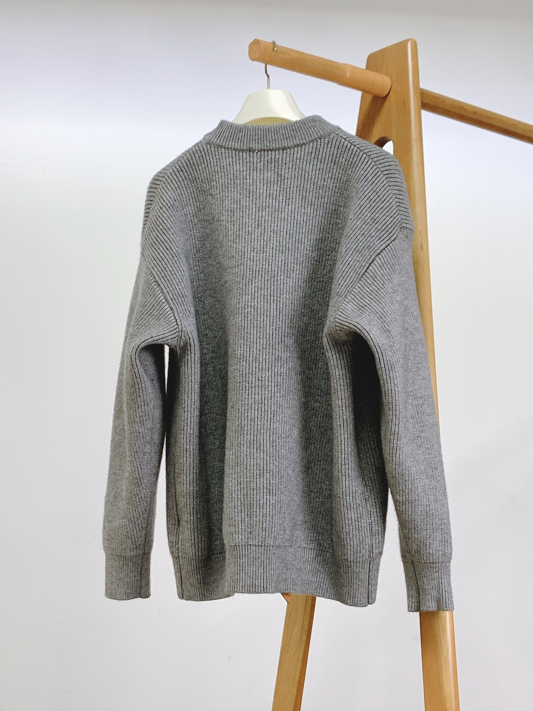 Loewe 罗意威 2025FW秋冬新品 拉链针织开衫，秋冬质感穿搭天花板。精选羊毛混纺针织面料，触感软