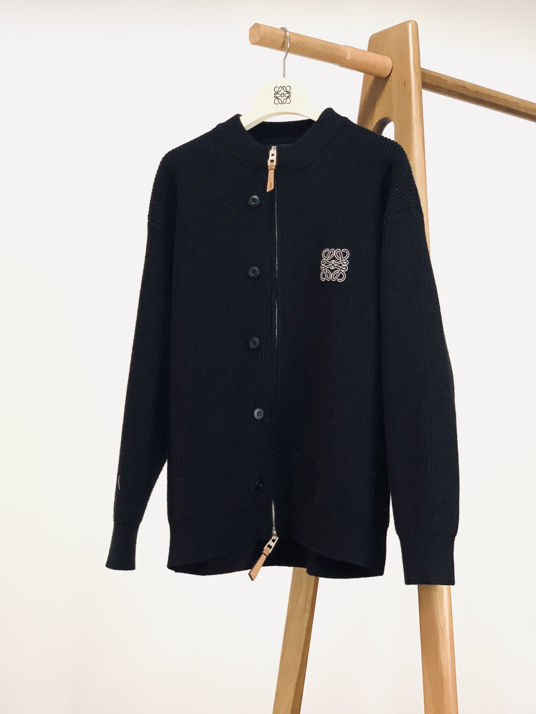 Loewe 罗意威 2025FW秋冬新品 拉链针织开衫，秋冬质感穿搭天花板。精选羊毛混纺针织面料，触感软