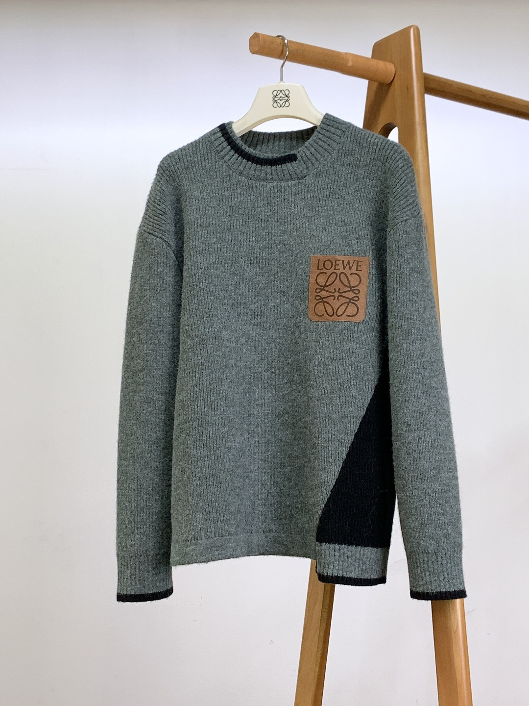 Loewe 罗意威 2025FW秋冬新品 撞色拼接套头针织衫。采用高支羊毛混纺针织面料，坑条肌理立体饱满