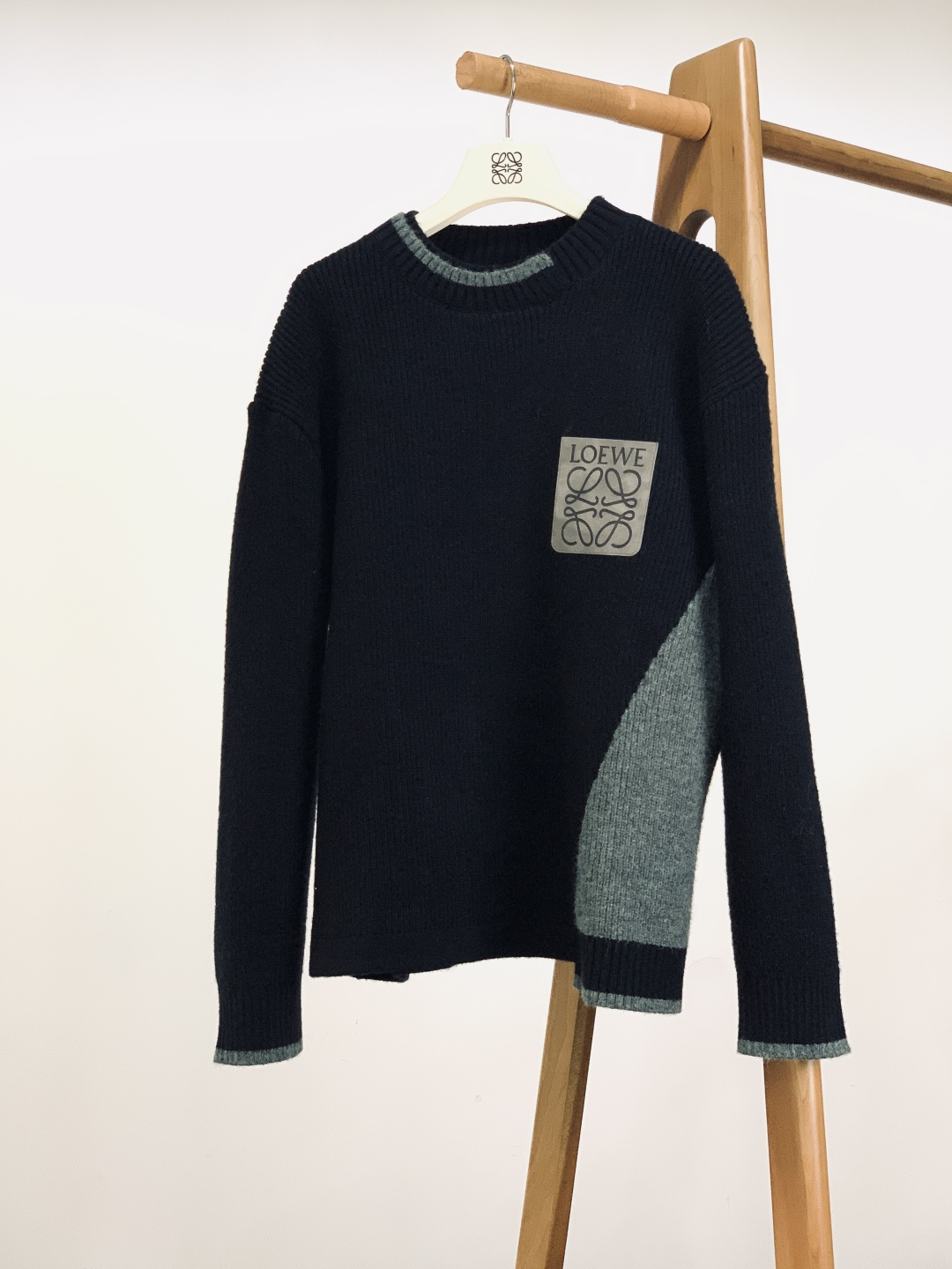 Loewe 罗意威 2025FW秋冬新品 撞色拼接套头针织衫。采用高支羊毛混纺针织面料，坑条肌理立体饱满