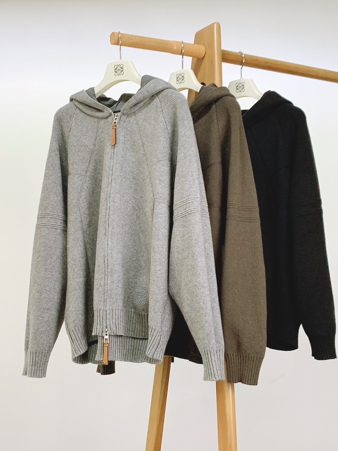 Loewe 罗意威 2025FW秋冬新品 连帽拉链针织开衫。甄选高支羊毛混纺针织面料，坑条肌理立体且富有