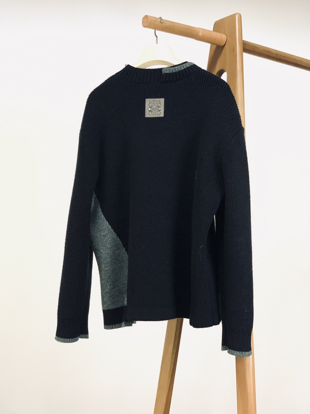 Loewe 罗意威 2025FW秋冬新品 撞色拼接套头针织衫。采用高支羊毛混纺针织面料，坑条肌理立体饱满