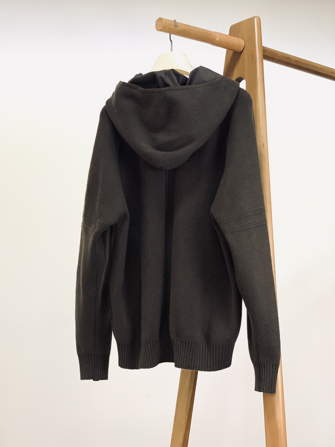 Loewe 罗意威 2025FW秋冬新品 连帽拉链针织开衫。甄选高支羊毛混纺针织面料，坑条肌理立体且富有