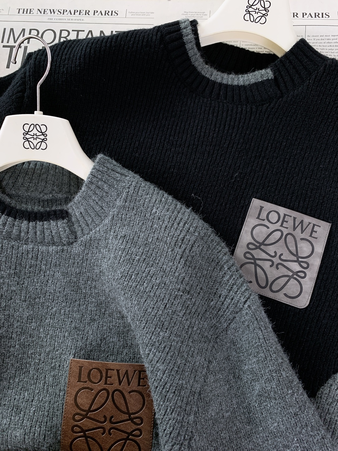 Loewe 罗意威 2025FW秋冬新品 撞色拼接套头针织衫。采用高支羊毛混纺针织面料，坑条肌理立体饱满