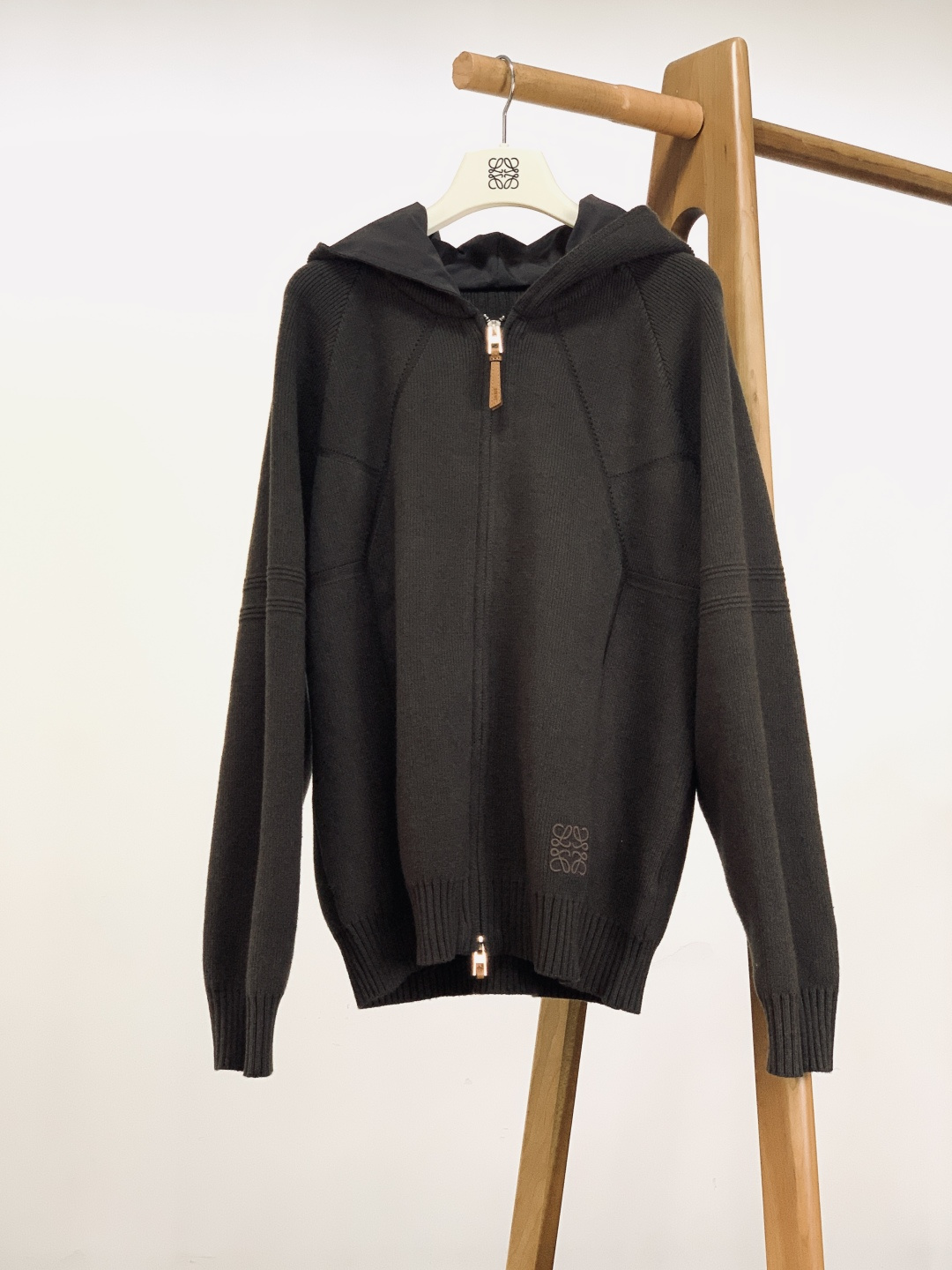 Loewe 罗意威 2025FW秋冬新品 连帽拉链针织开衫。甄选高支羊毛混纺针织面料，坑条肌理立体且富有