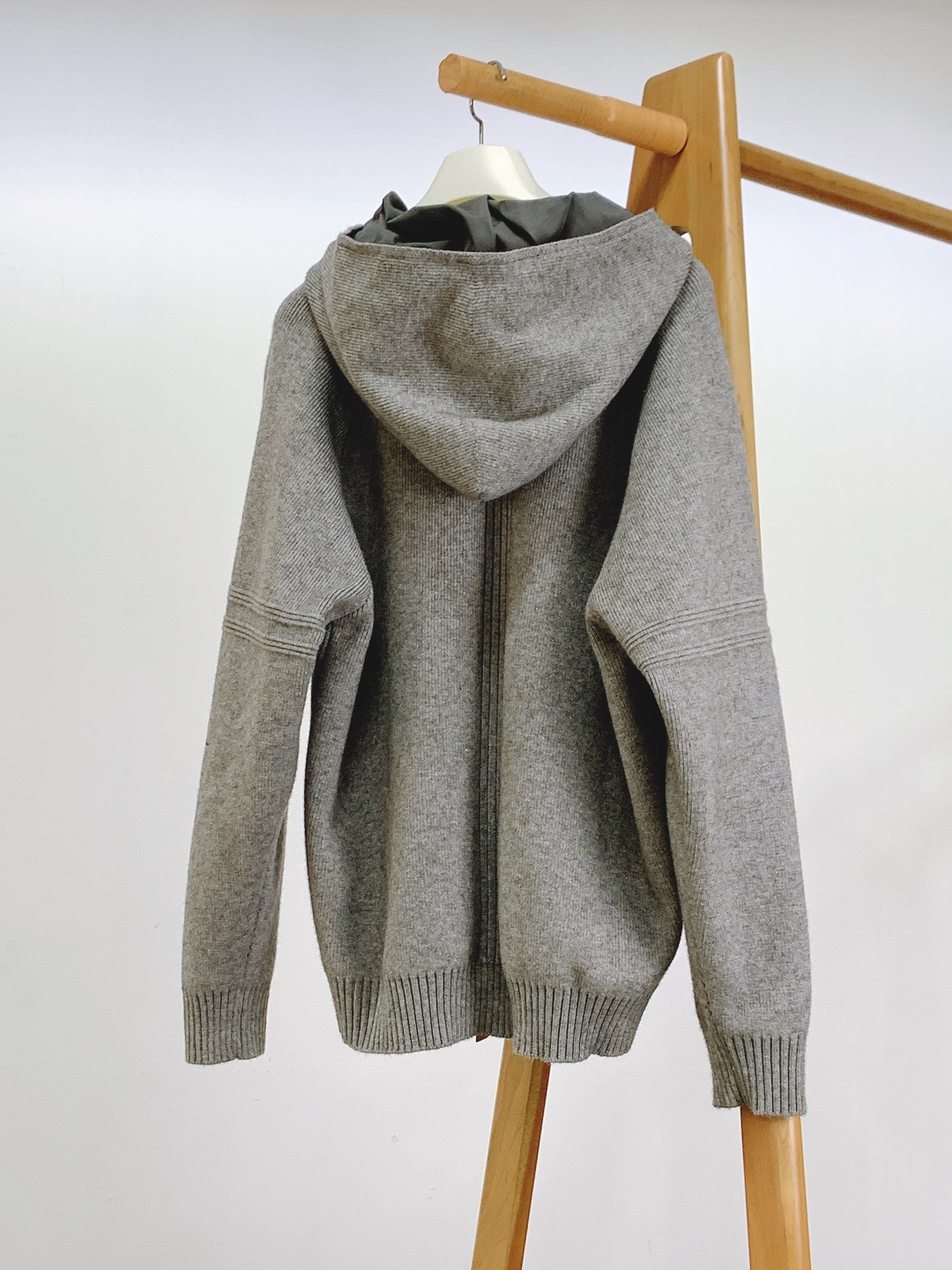 Loewe 罗意威 2025FW秋冬新品 连帽拉链针织开衫。甄选高支羊毛混纺针织面料，坑条肌理立体且富有