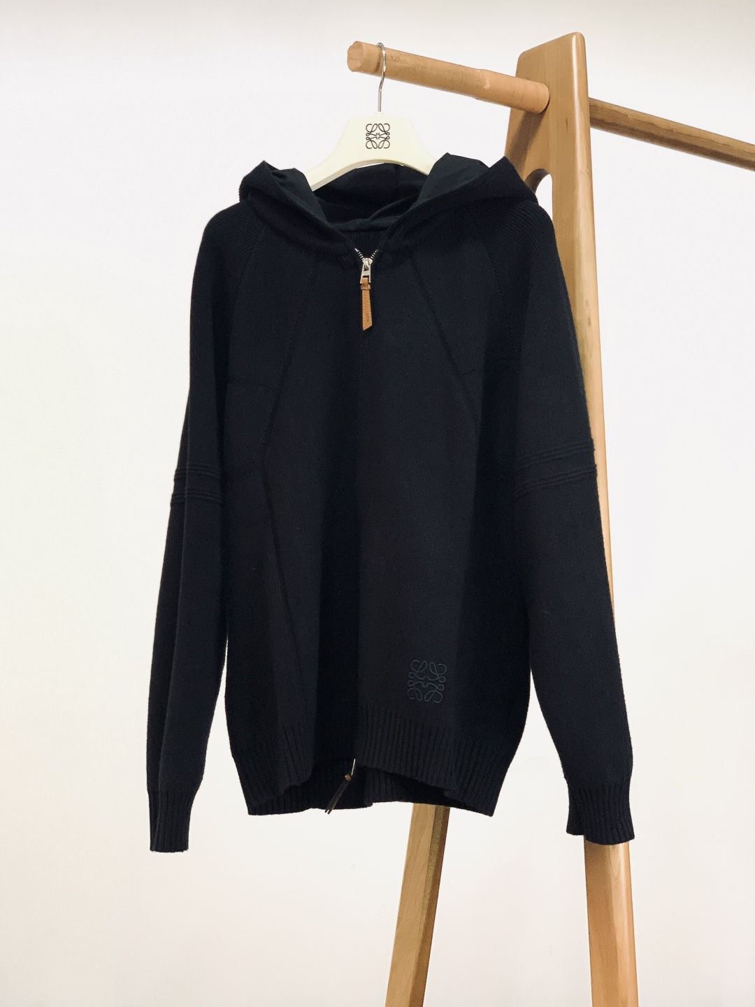 Loewe 罗意威 2025FW秋冬新品 连帽拉链针织开衫。甄选高支羊毛混纺针织面料，坑条肌理立体且富有