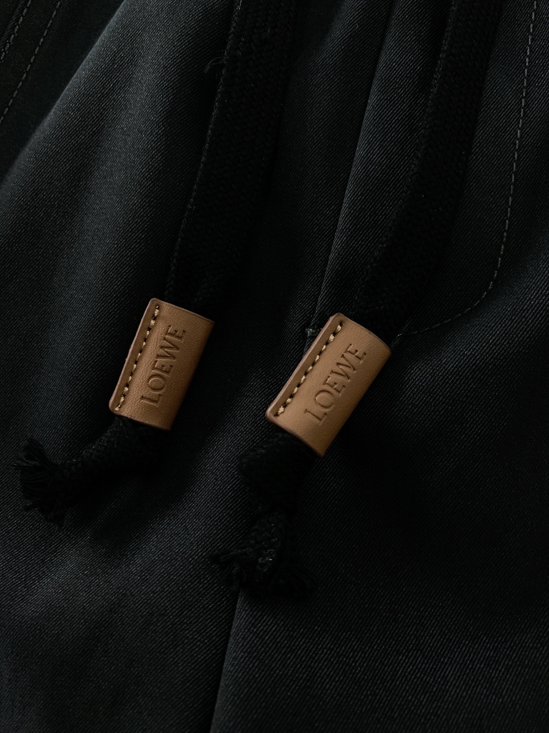 Loewe 罗意威 2025FW秋冬新品 刺绣抽绳工装休闲裤时尚系列，独特设计，抽绳休闲长裤 订纱开始订