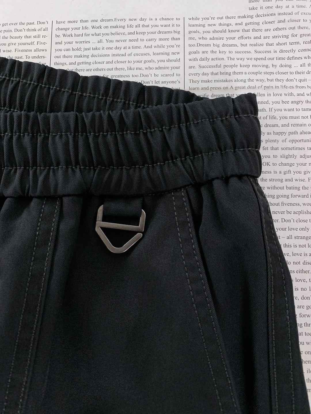 Loewe 罗意威 2025FW秋冬新品 刺绣抽绳工装休闲裤时尚系列，独特设计，抽绳休闲长裤 订纱开始订