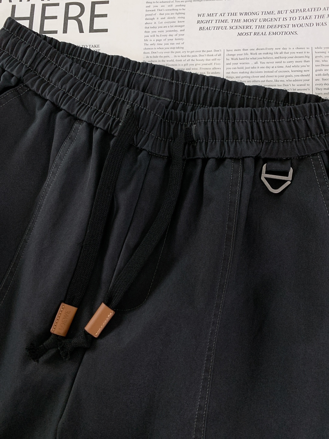 Loewe 罗意威 2025FW秋冬新品 刺绣抽绳工装休闲裤时尚系列，独特设计，抽绳休闲长裤 订纱开始订