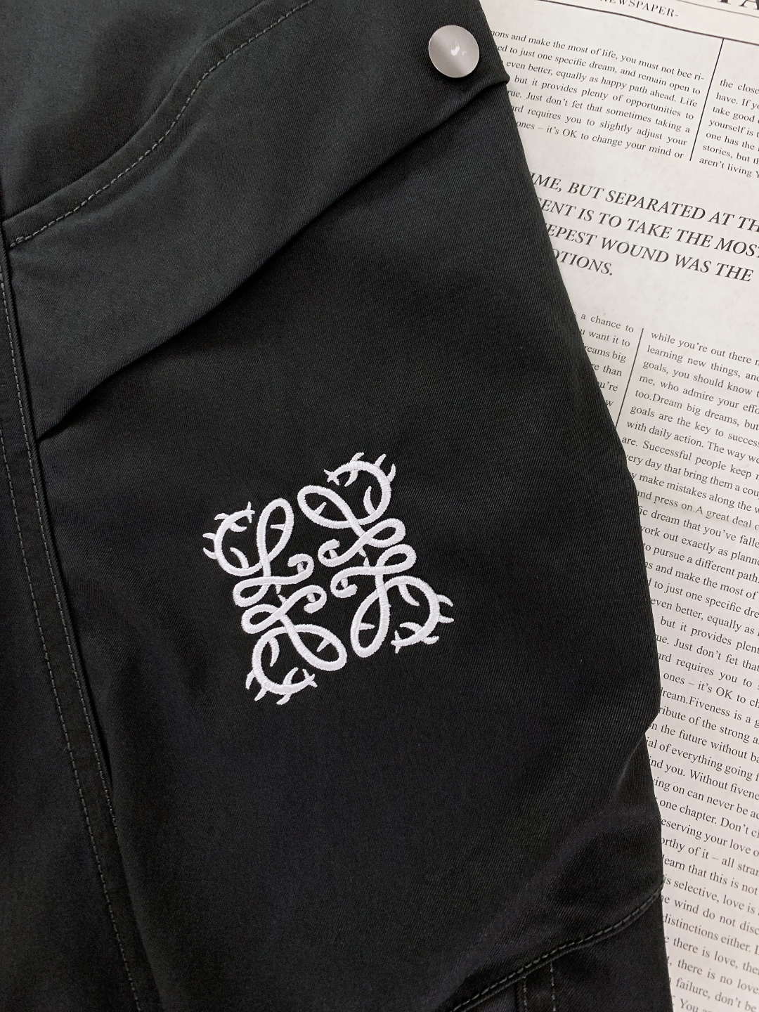 Loewe 罗意威 2025FW秋冬新品 刺绣抽绳工装休闲裤时尚系列，独特设计，抽绳休闲长裤 订纱开始订