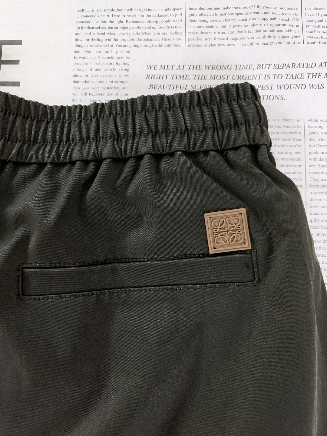 Loewe 罗意威 2025FW秋冬新品 刺绣抽绳工装休闲裤时尚系列，独特设计，抽绳休闲长裤 订纱开始订