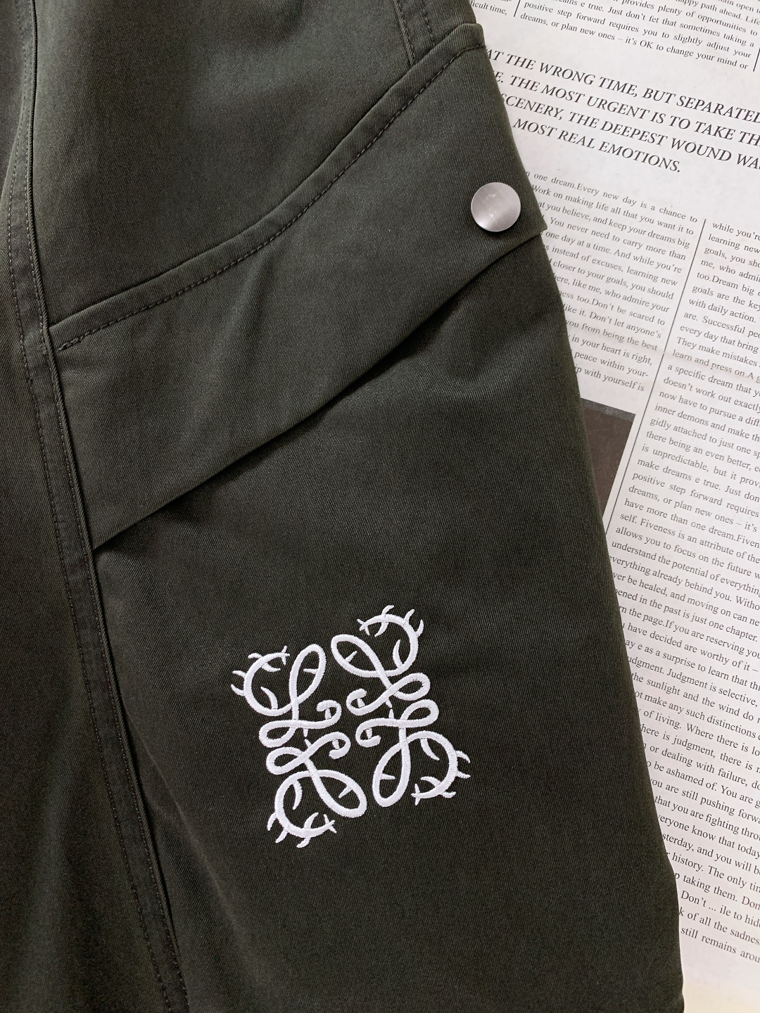 Loewe 罗意威 2025FW秋冬新品 刺绣抽绳工装休闲裤时尚系列，独特设计，抽绳休闲长裤 订纱开始订