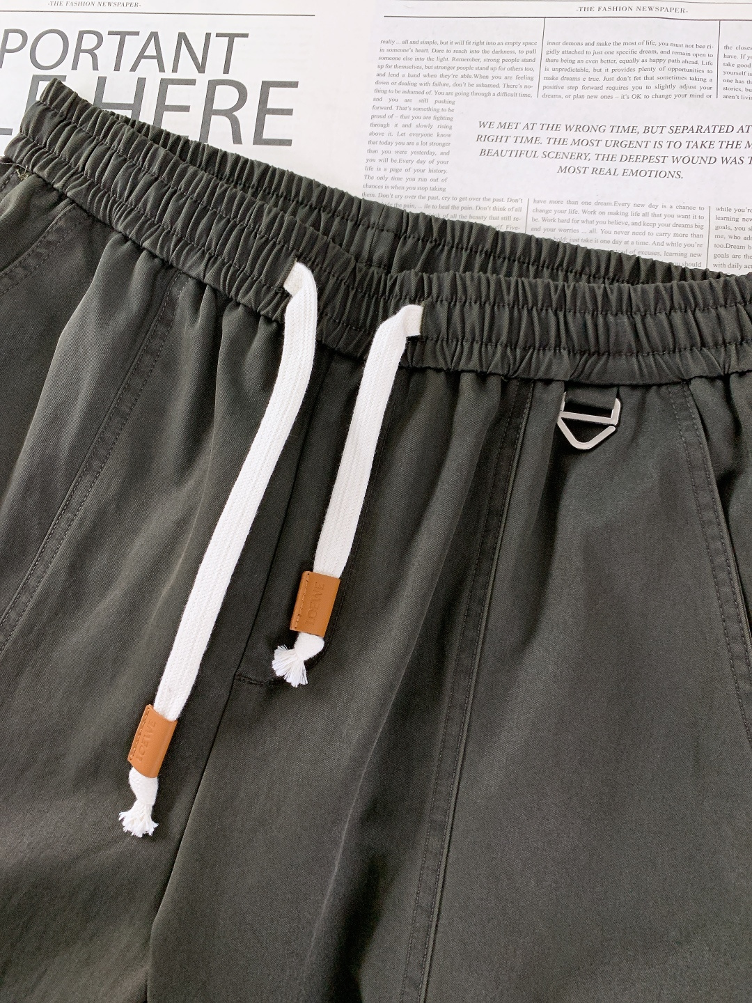 Loewe 罗意威 2025FW秋冬新品 刺绣抽绳工装休闲裤时尚系列，独特设计，抽绳休闲长裤 订纱开始订