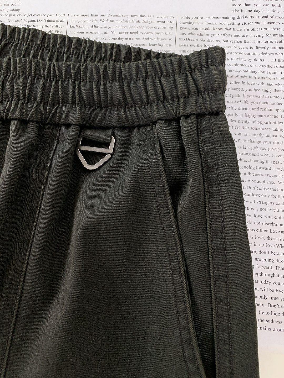 Loewe 罗意威 2025FW秋冬新品 刺绣抽绳工装休闲裤时尚系列，独特设计，抽绳休闲长裤 订纱开始订