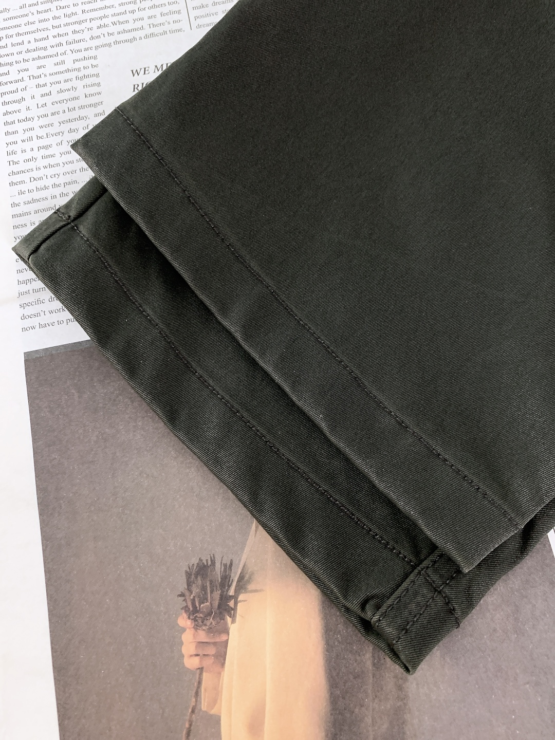 Loewe 罗意威 2025FW秋冬新品 刺绣抽绳工装休闲裤时尚系列，独特设计，抽绳休闲长裤 订纱开始订