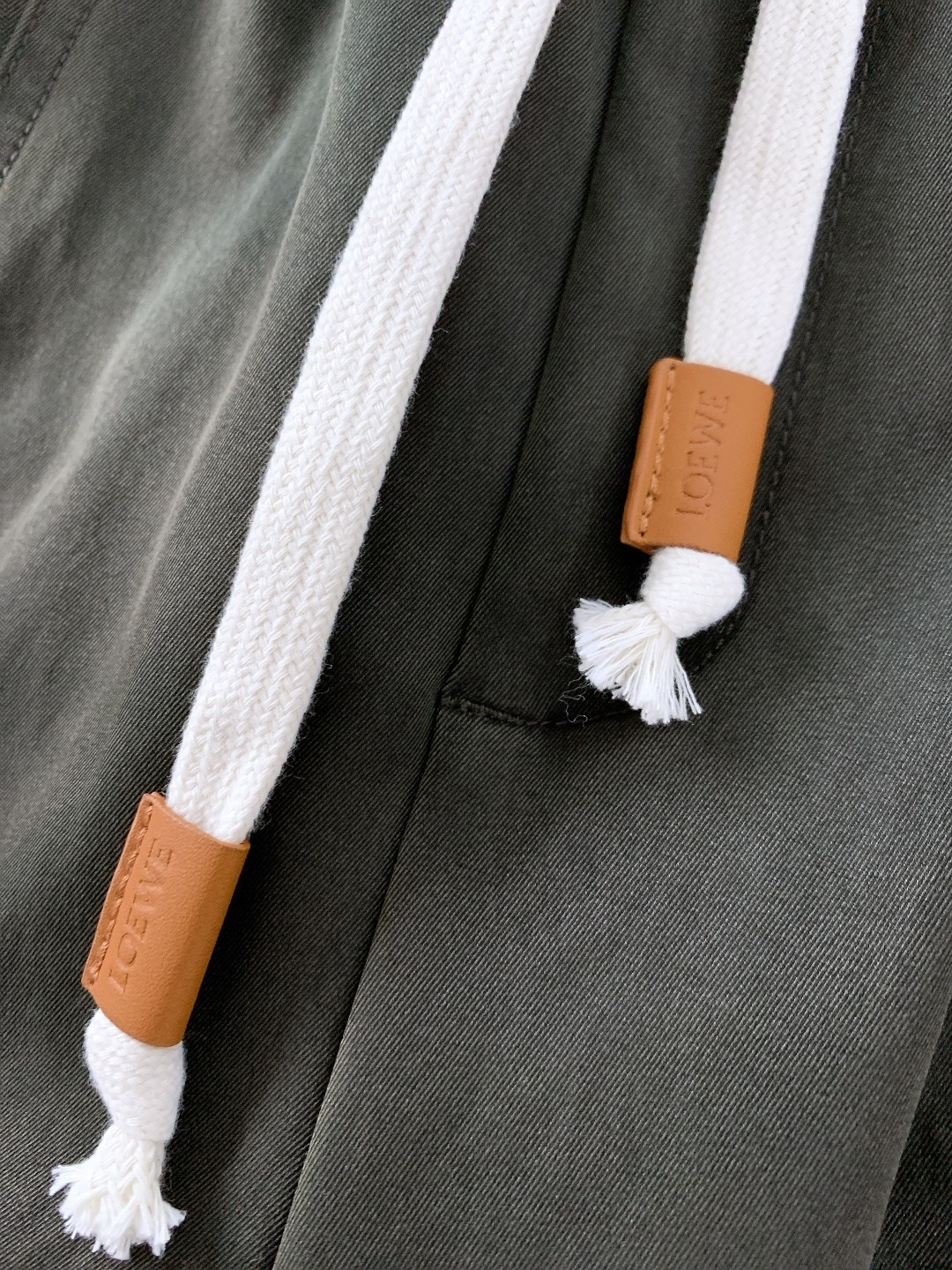 Loewe 罗意威 2025FW秋冬新品 刺绣抽绳工装休闲裤时尚系列，独特设计，抽绳休闲长裤 订纱开始订