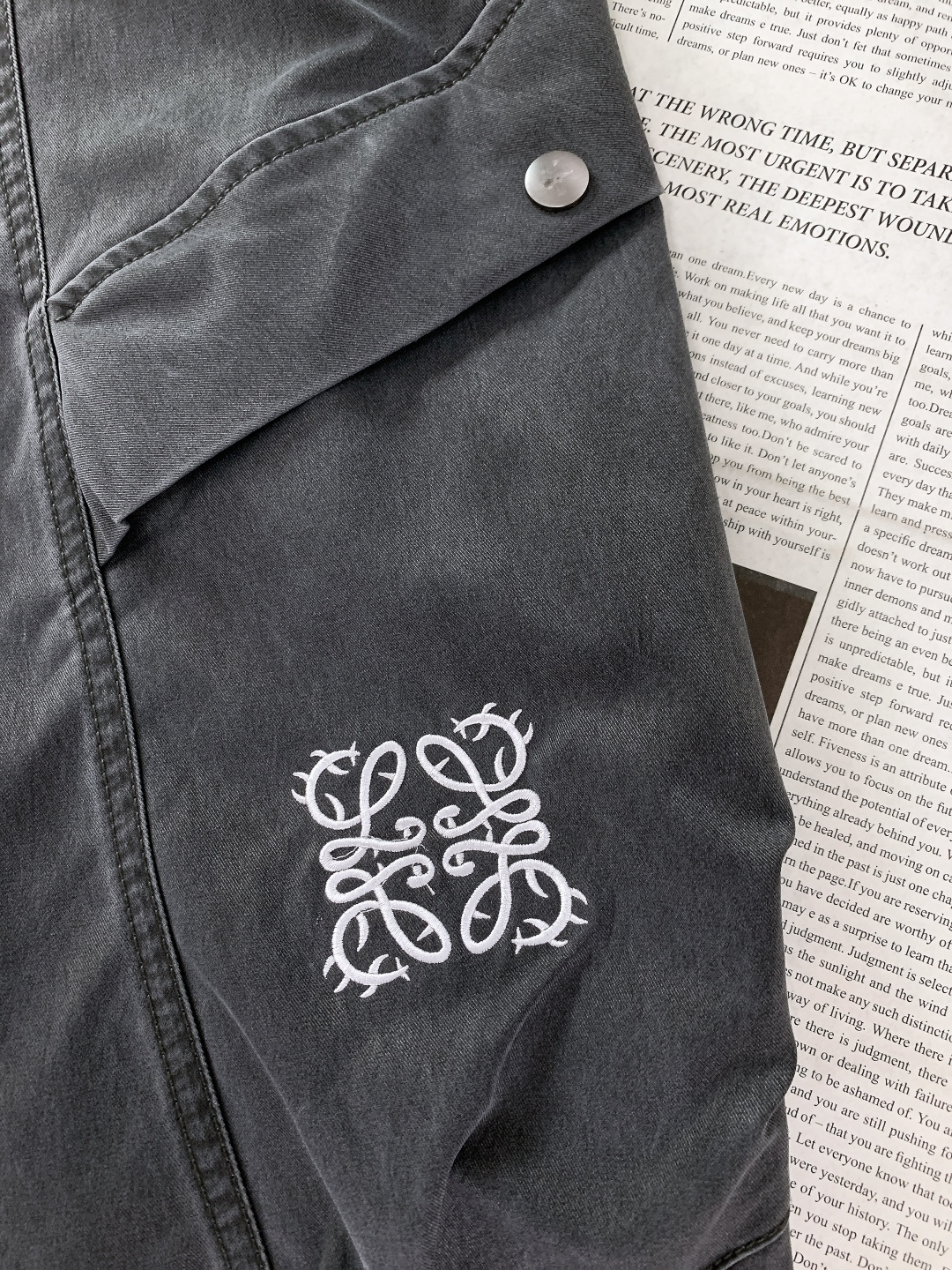 Loewe 罗意威 2025FW秋冬新品 刺绣抽绳工装休闲裤时尚系列，独特设计，抽绳休闲长裤 订纱开始订