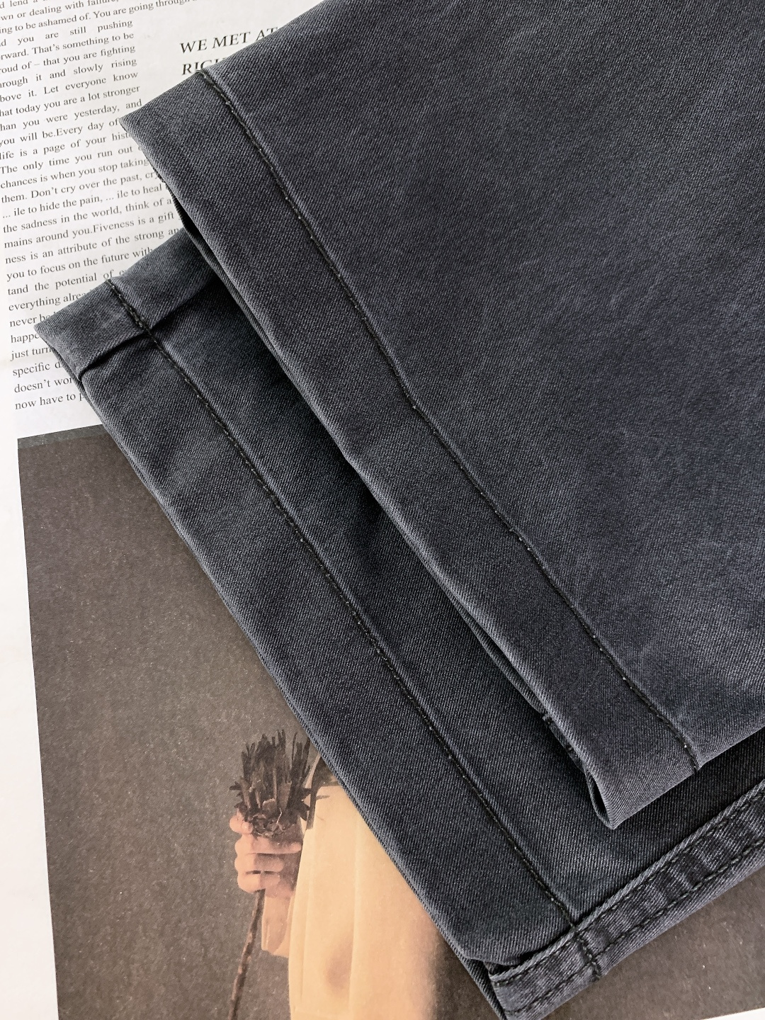 Loewe 罗意威 2025FW秋冬新品 刺绣抽绳工装休闲裤时尚系列，独特设计，抽绳休闲长裤 订纱开始订