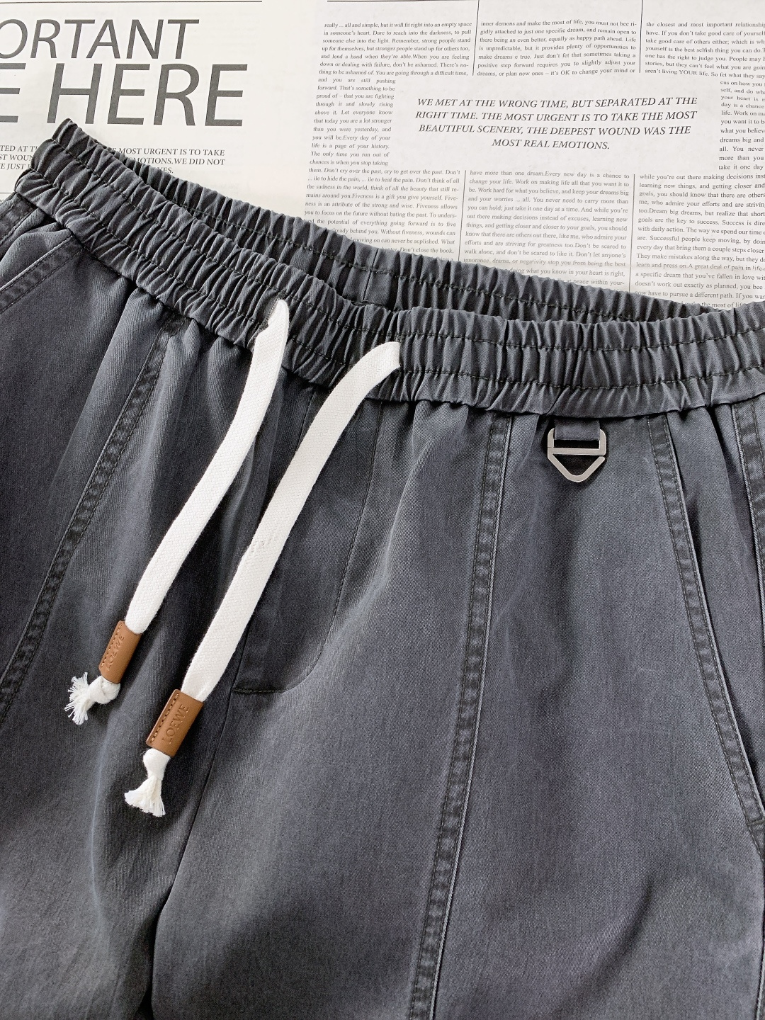 Loewe 罗意威 2025FW秋冬新品 刺绣抽绳工装休闲裤时尚系列，独特设计，抽绳休闲长裤 订纱开始订