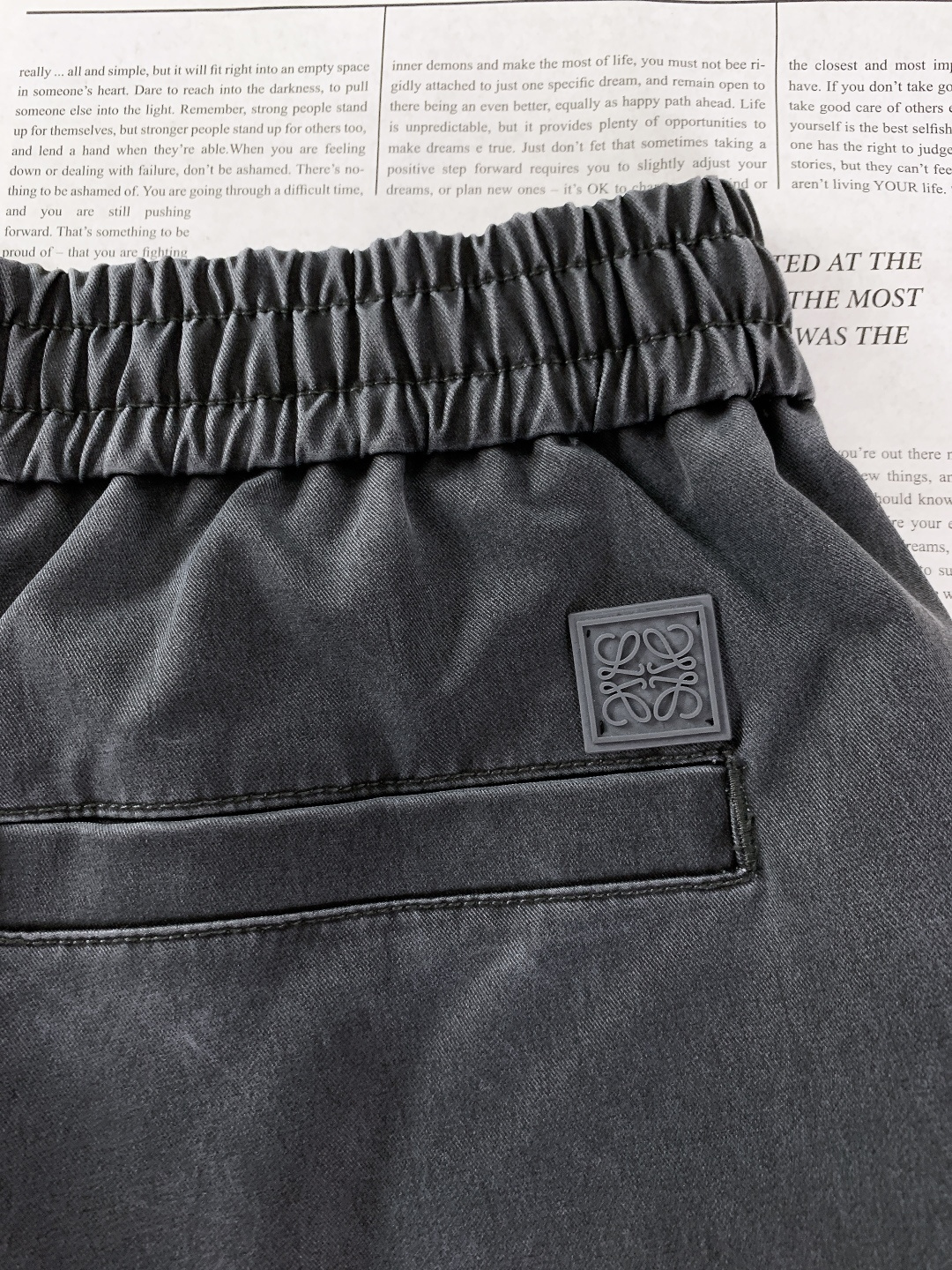 Loewe 罗意威 2025FW秋冬新品 刺绣抽绳工装休闲裤时尚系列，独特设计，抽绳休闲长裤 订纱开始订