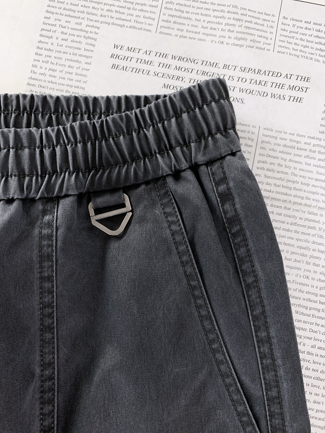 Loewe 罗意威 2025FW秋冬新品 刺绣抽绳工装休闲裤时尚系列，独特设计，抽绳休闲长裤 订纱开始订