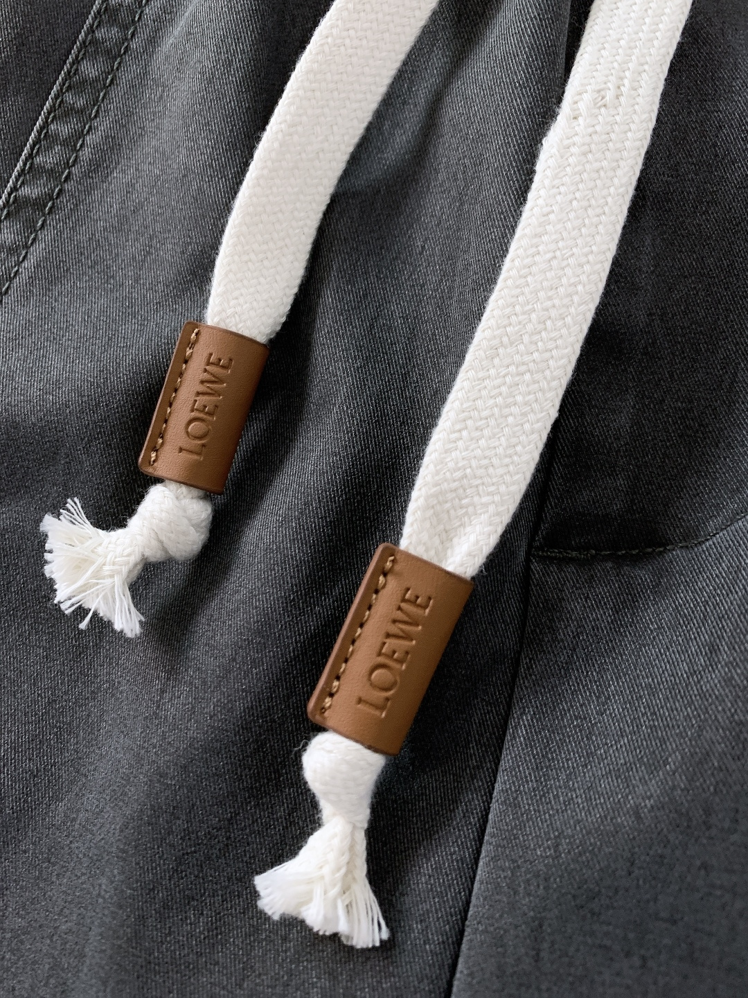 Loewe 罗意威 2025FW秋冬新品 刺绣抽绳工装休闲裤时尚系列，独特设计，抽绳休闲长裤 订纱开始订