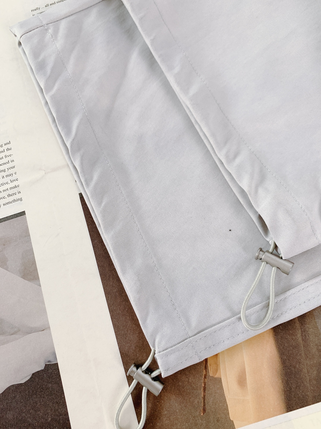 Prada 普拉达 2025FW秋冬新品 复古工装抽绳休闲裤！时尚系列，独特拼料设计，抽绳休闲裤。 订纱