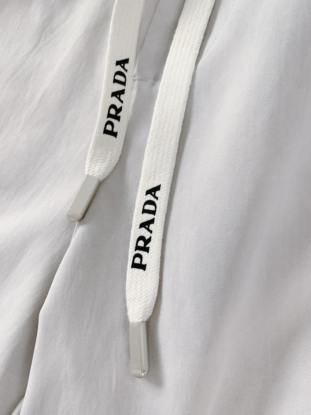 Prada 普拉达 2025FW秋冬新品 复古工装抽绳休闲裤！时尚系列，独特拼料设计，抽绳休闲裤。 订纱