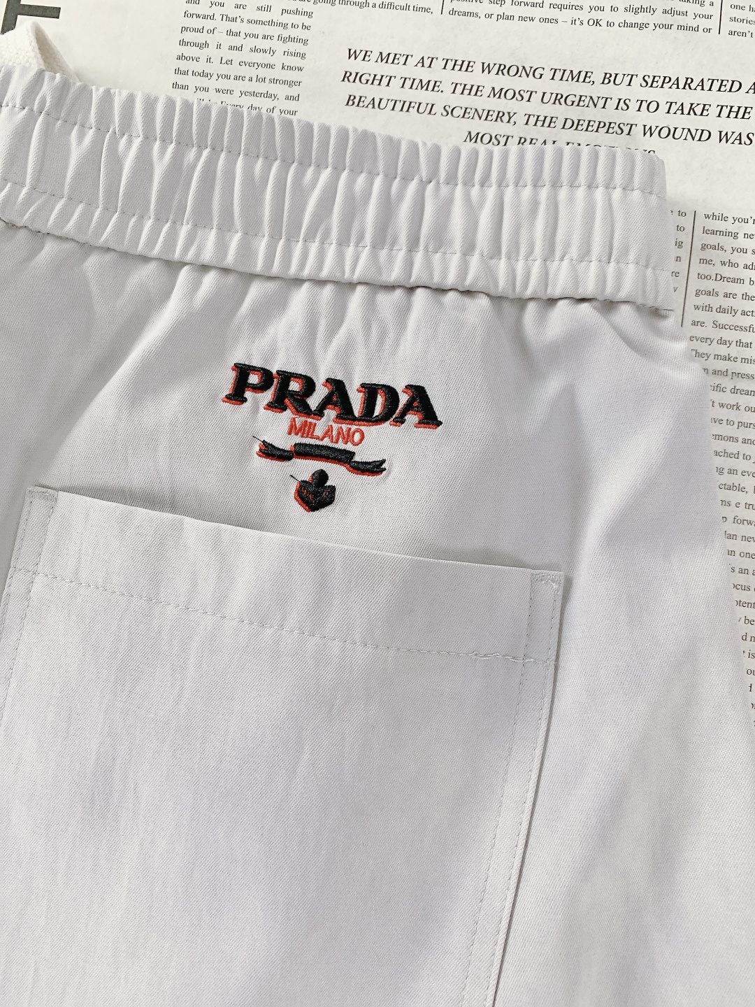 Prada 普拉达 2025FW秋冬新品 复古工装抽绳休闲裤！时尚系列，独特拼料设计，抽绳休闲裤。 订纱