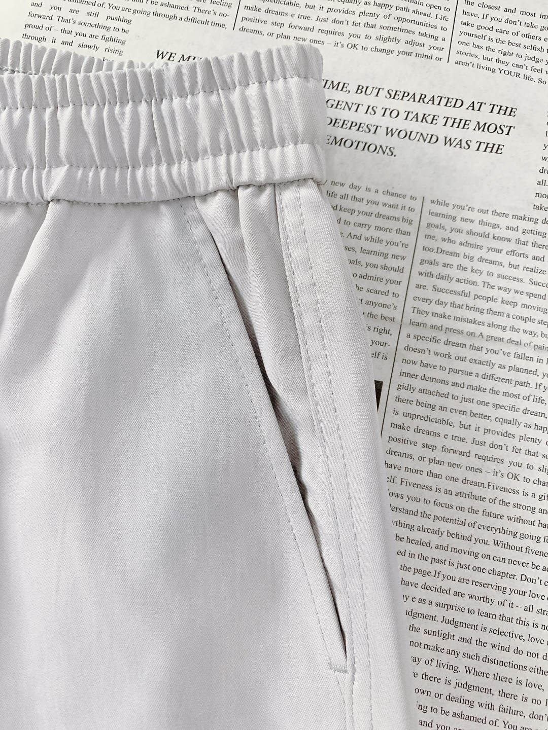 Prada 普拉达 2025FW秋冬新品 复古工装抽绳休闲裤！时尚系列，独特拼料设计，抽绳休闲裤。 订纱