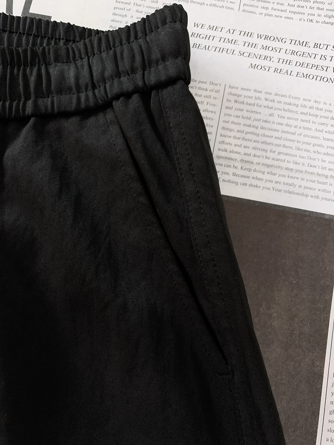 Prada 普拉达 2025FW秋冬新品 复古工装抽绳休闲裤！时尚系列，独特拼料设计，抽绳休闲裤。 订纱