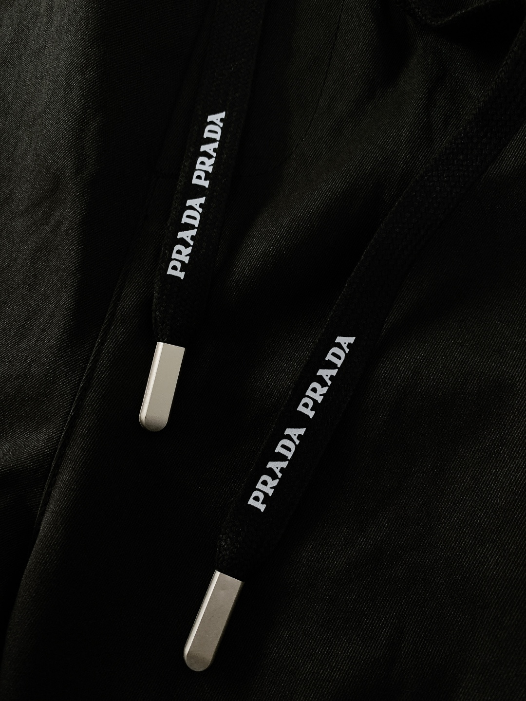 Prada 普拉达 2025FW秋冬新品 复古工装抽绳休闲裤！时尚系列，独特拼料设计，抽绳休闲裤。 订纱