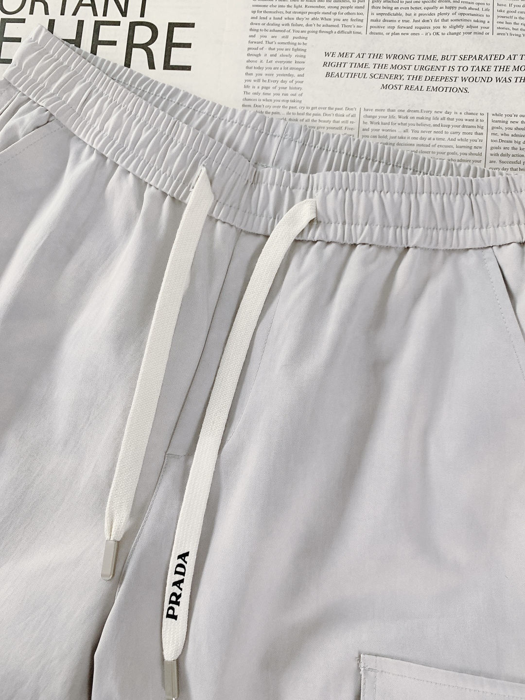 Prada 普拉达 2025FW秋冬新品 复古工装抽绳休闲裤！时尚系列，独特拼料设计，抽绳休闲裤。 订纱