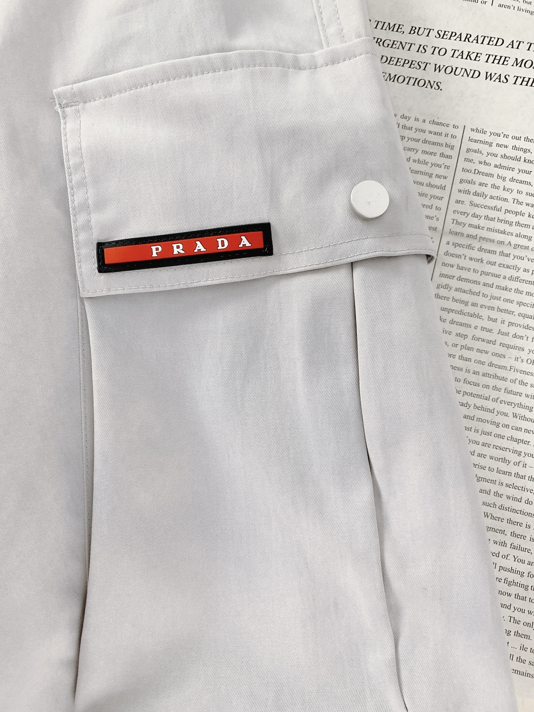 Prada 普拉达 2025FW秋冬新品 复古工装抽绳休闲裤！时尚系列，独特拼料设计，抽绳休闲裤。 订纱