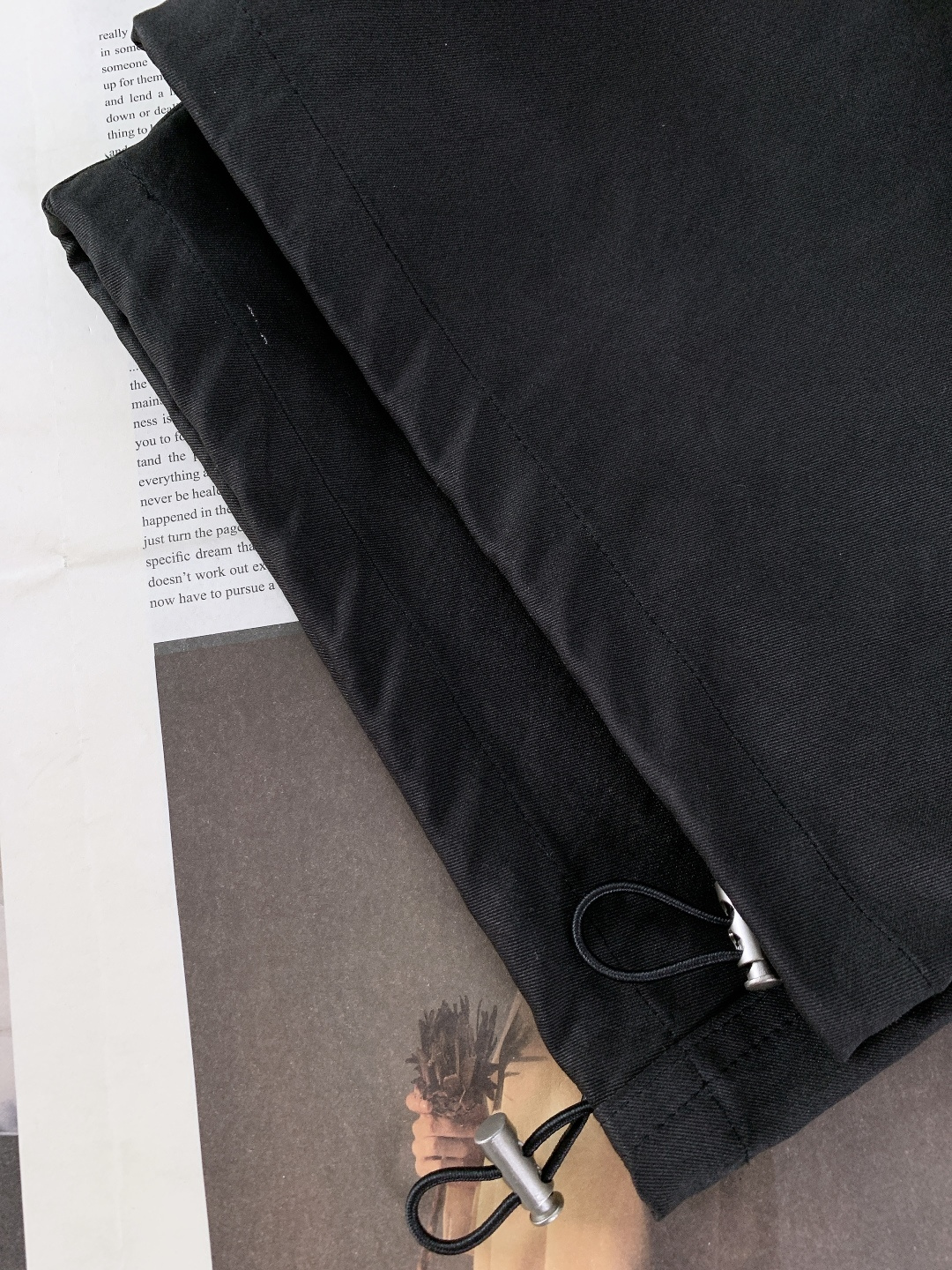 Prada 普拉达 2025FW秋冬新品 复古工装抽绳休闲裤！时尚系列，独特拼料设计，抽绳休闲裤。 订纱