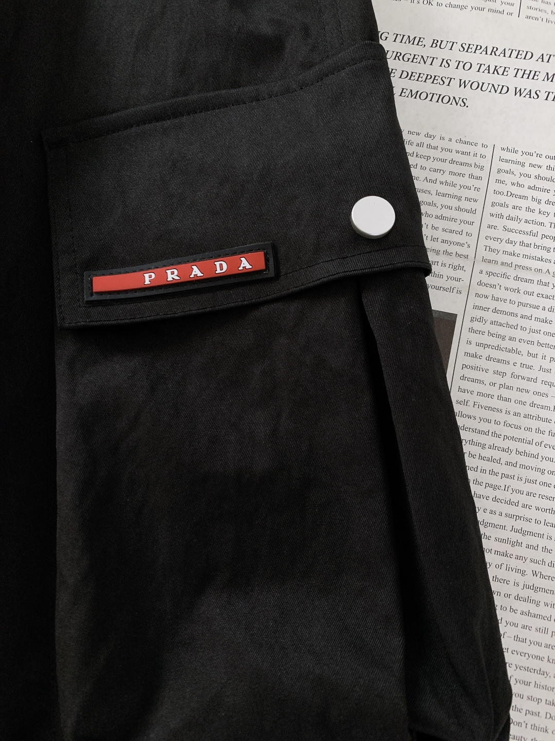 Prada 普拉达 2025FW秋冬新品 复古工装抽绳休闲裤！时尚系列，独特拼料设计，抽绳休闲裤。 订纱