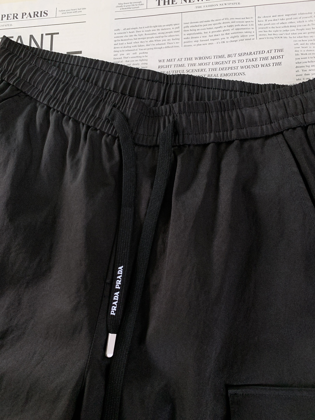 Prada 普拉达 2025FW秋冬新品 复古工装抽绳休闲裤！时尚系列，独特拼料设计，抽绳休闲裤。 订纱