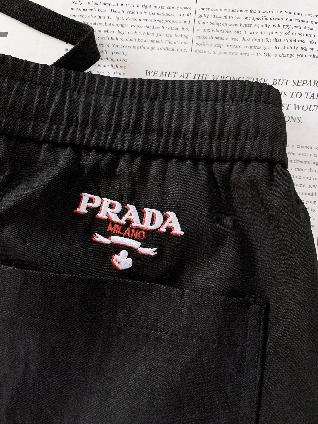 Prada 普拉达 2025FW秋冬新品 复古工装抽绳休闲裤！时尚系列，独特拼料设计，抽绳休闲裤。 订纱