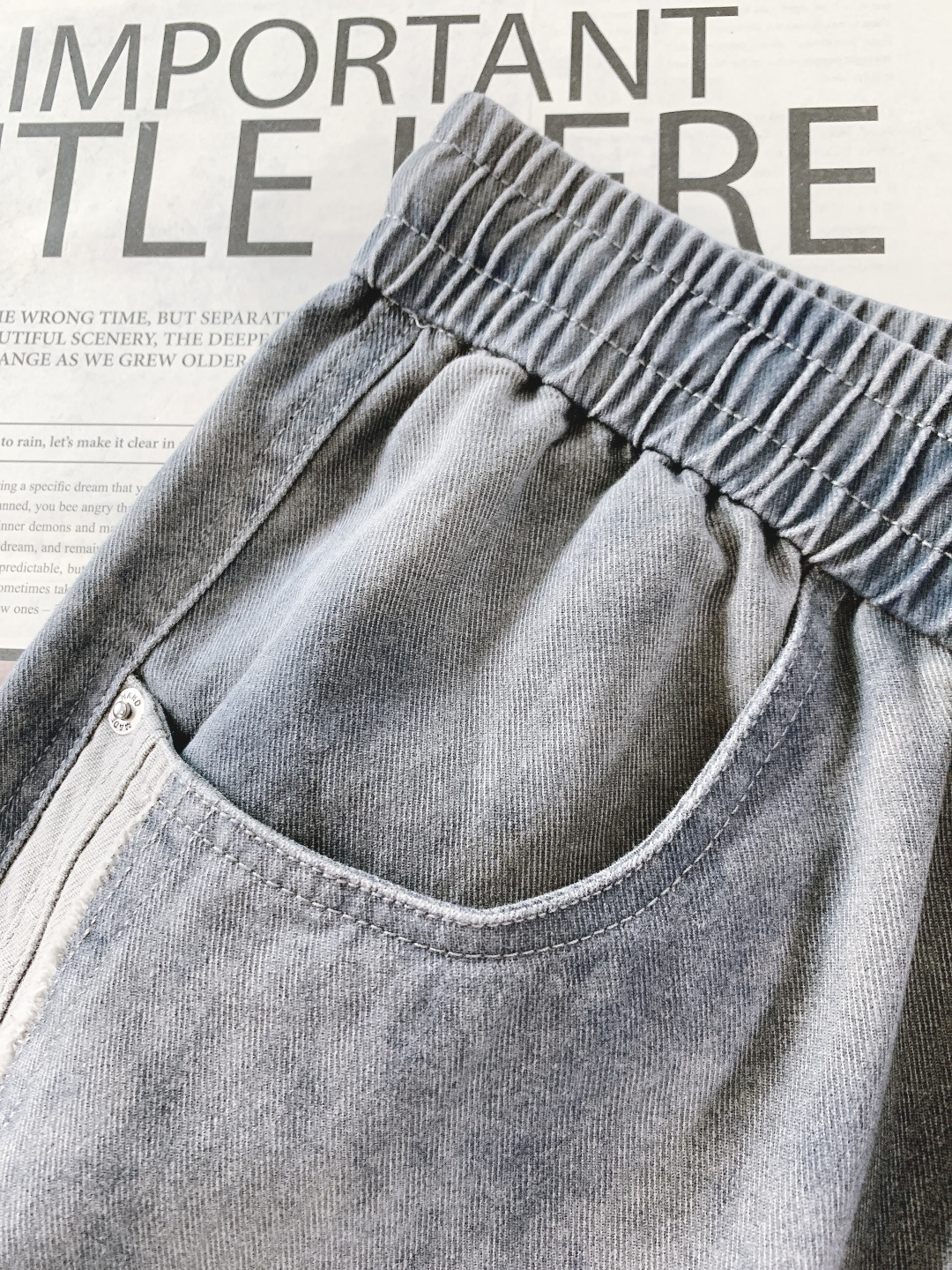 DOLCE&GABBANA 杜嘉班纳 2025FW秋冬新品 印花抽绳休闲裤时尚系列，独特设计，抽绳休闲长