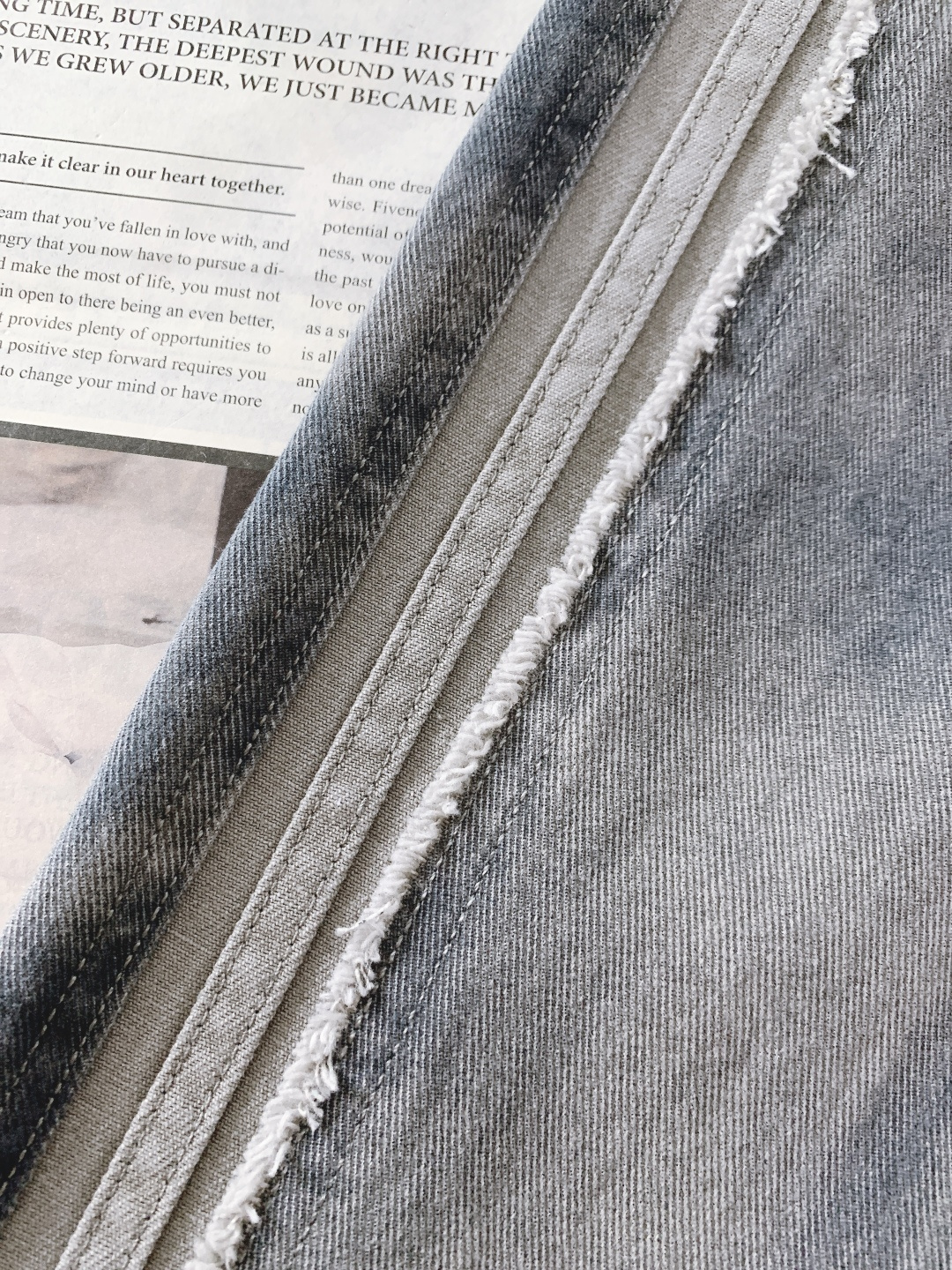 DOLCE&GABBANA 杜嘉班纳 2025FW秋冬新品 印花抽绳休闲裤时尚系列，独特设计，抽绳休闲长