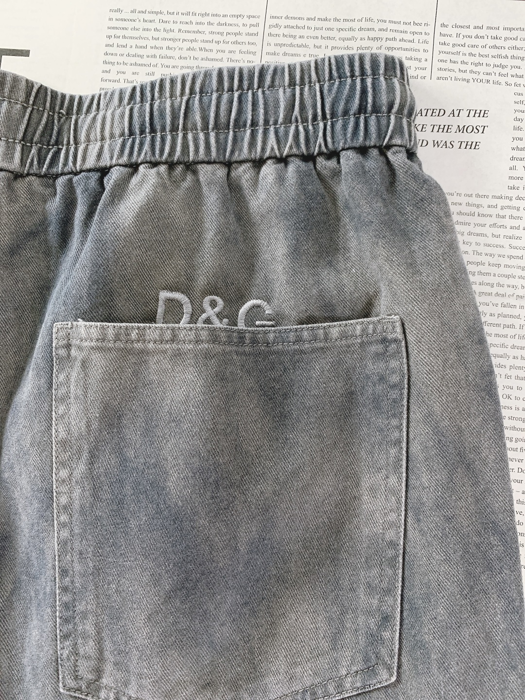 DOLCE&GABBANA 杜嘉班纳 2025FW秋冬新品 印花抽绳休闲裤时尚系列，独特设计，抽绳休闲长