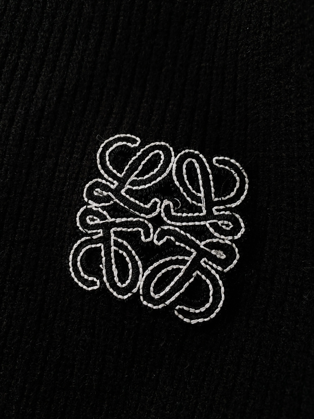 Loewe 罗意威 2025FW秋冬新品 拉链针织开衫，秋冬质感穿搭天花板。精选羊毛混纺针织面料，触感软