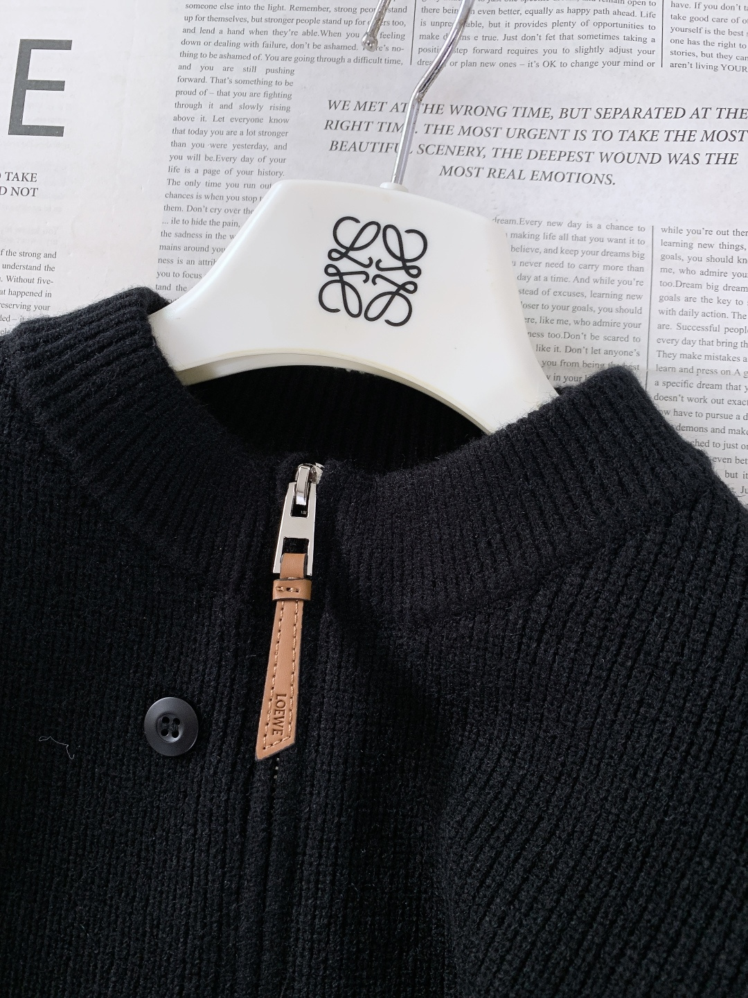 Loewe 罗意威 2025FW秋冬新品 拉链针织开衫，秋冬质感穿搭天花板。精选羊毛混纺针织面料，触感软