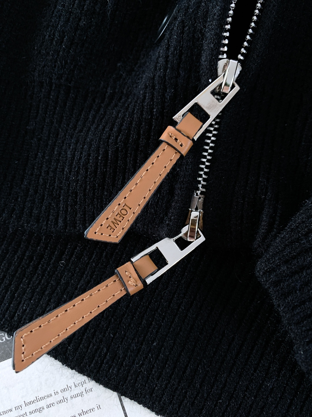 Loewe 罗意威 2025FW秋冬新品 拉链针织开衫，秋冬质感穿搭天花板。精选羊毛混纺针织面料，触感软